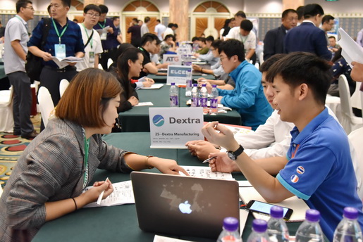 泰国Dextra Manufacturing采购负责人与供应商在洽谈