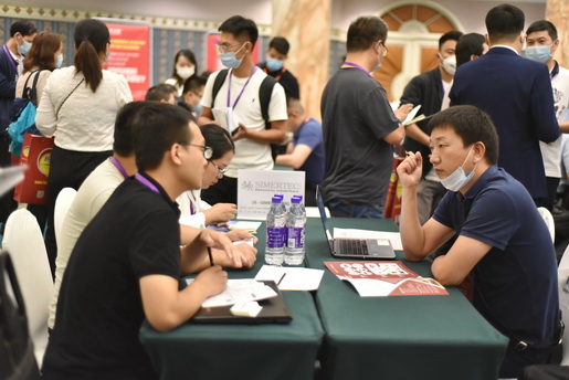 SIMERTEC SRL采购代表与供应商在洽谈 SIMERTEC SRL采购代表与供应商在洽谈