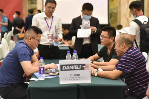 达涅利采购代表与供应商在洽谈 达涅利采购代表与供应商在洽谈