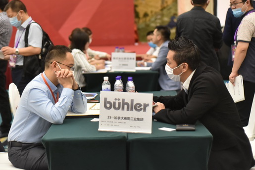 加拿大布勒采购负责人与供应商在洽谈 加拿大布勒采购负责人与供应商在洽谈